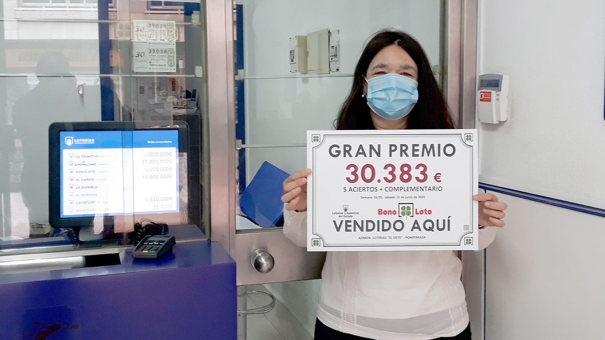 La gerente de la administración enseñando el número premiado. | ICAL
