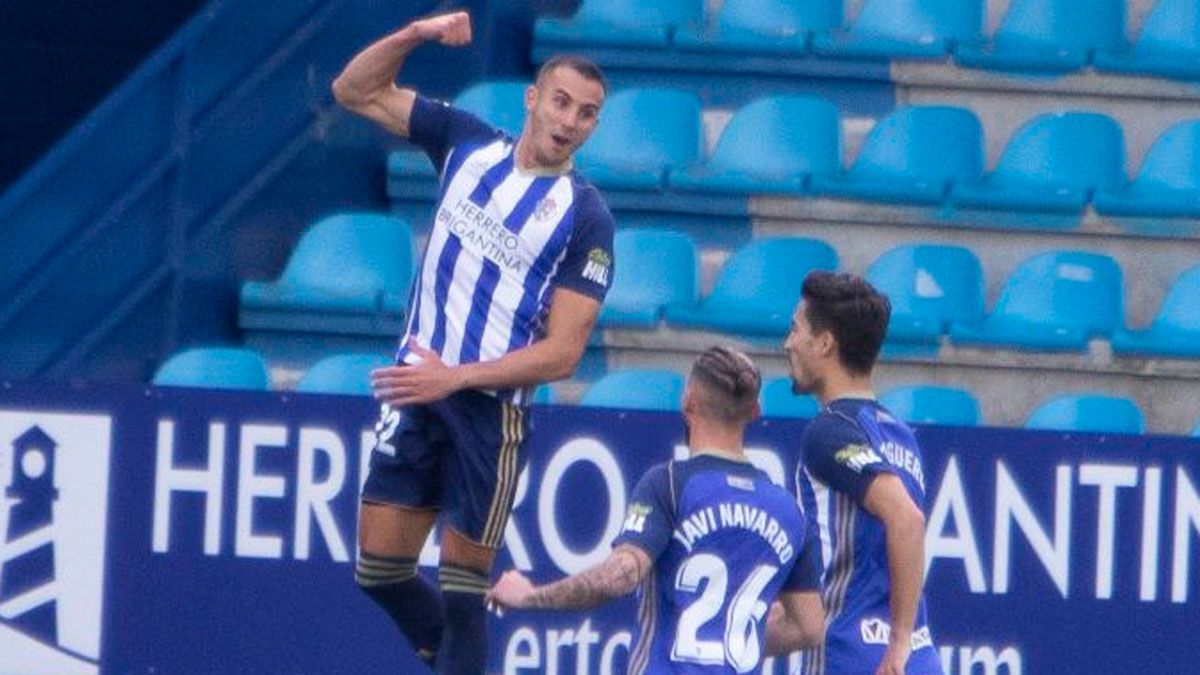 Russo celebra el gol que supuso el empate de la Deportiva. | LALIGA