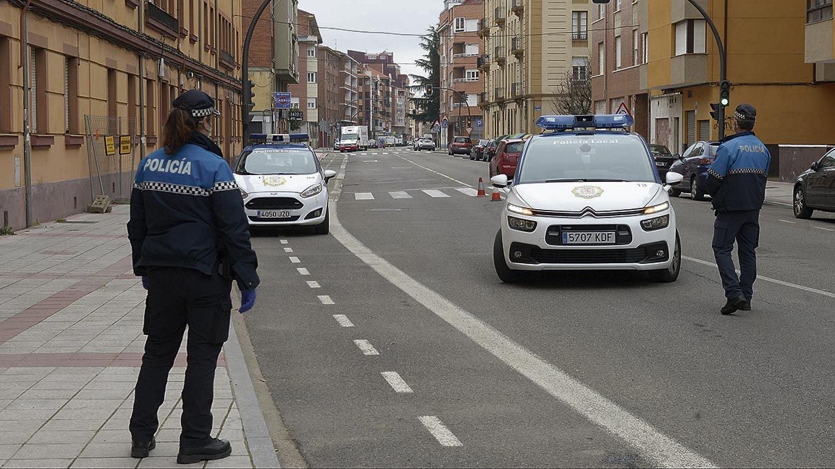 La Policía Local ha tenido un papel esencial en el control de las medidas de seguridad decretadas por el confinamiento. | Mauricio peña