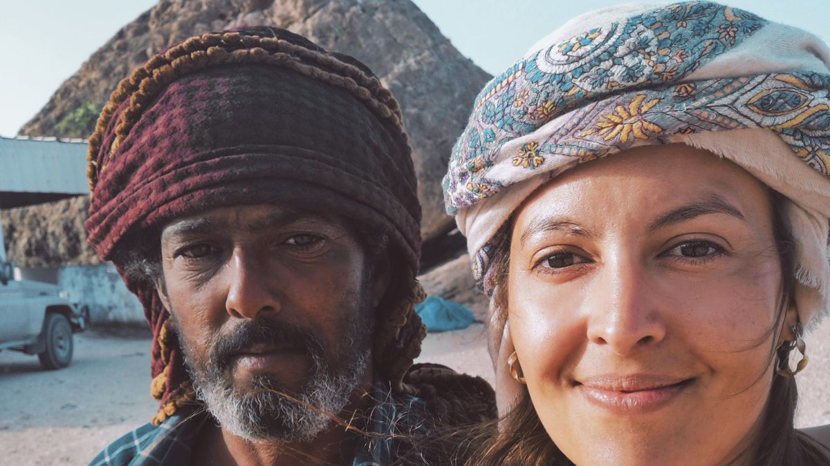 Paula y un amigo en la frontera de Omán y Yemen. | P. BELENDA