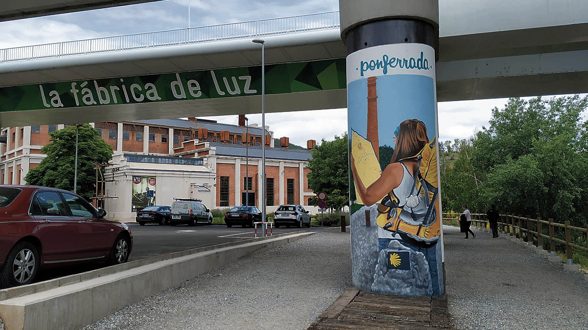 Imagen de una peregrina en uno de los pilares del puente.