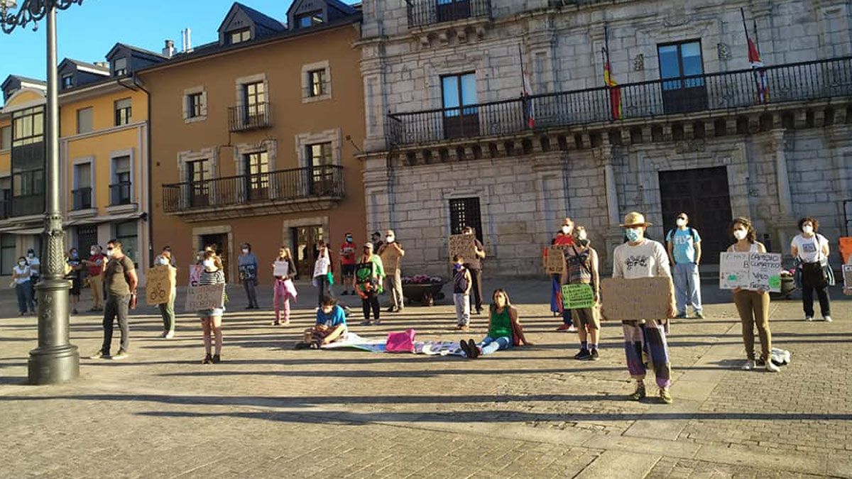 Una de las acciones recientes de los activistas ambientales para visibilizar la necesidad de concienciación del cuidado del entorno. | P.O.