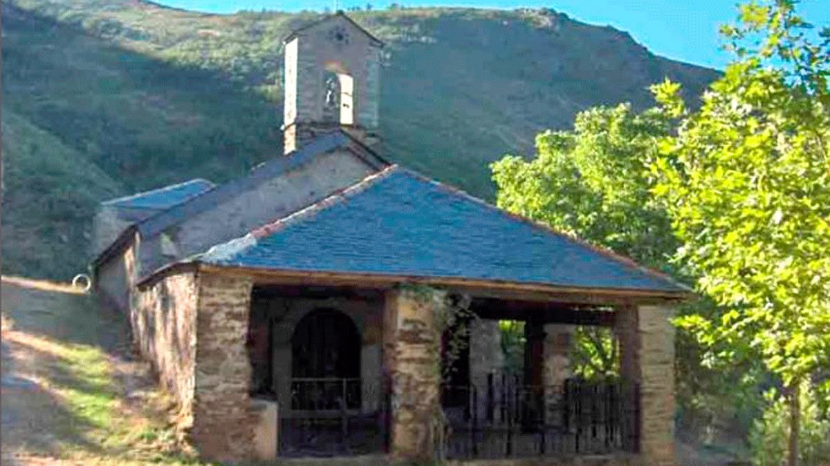 La ermita de la Virgen del Valle alberga fiestas y tradiciones de La Cabrera. | DEME F. OTERUELO