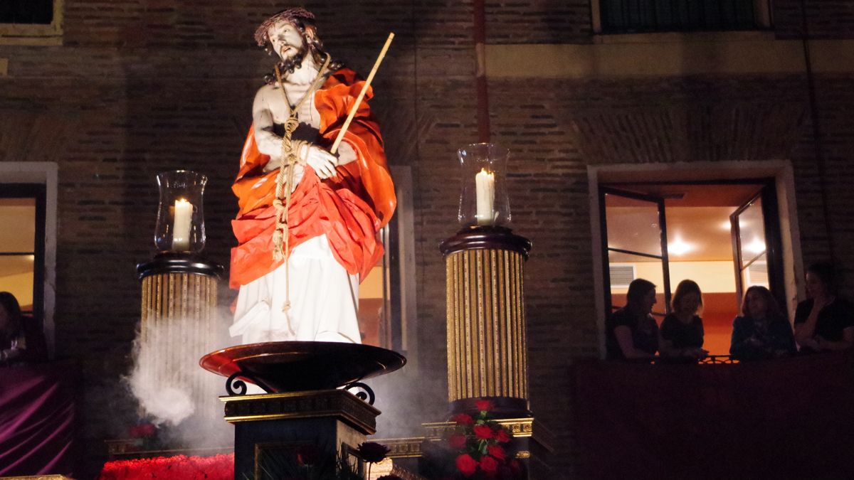 Nuestro Padre Jesús de la Misericordia, en procesión por las calles de León. | MERCEDES BLANCO