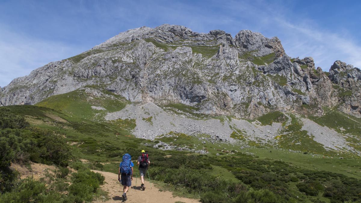 Dos visitantes recorren el valle de Liordes, en la vertiente leonesa de Picos de Europa. | EDUARDO MARGARETO (ICAL)