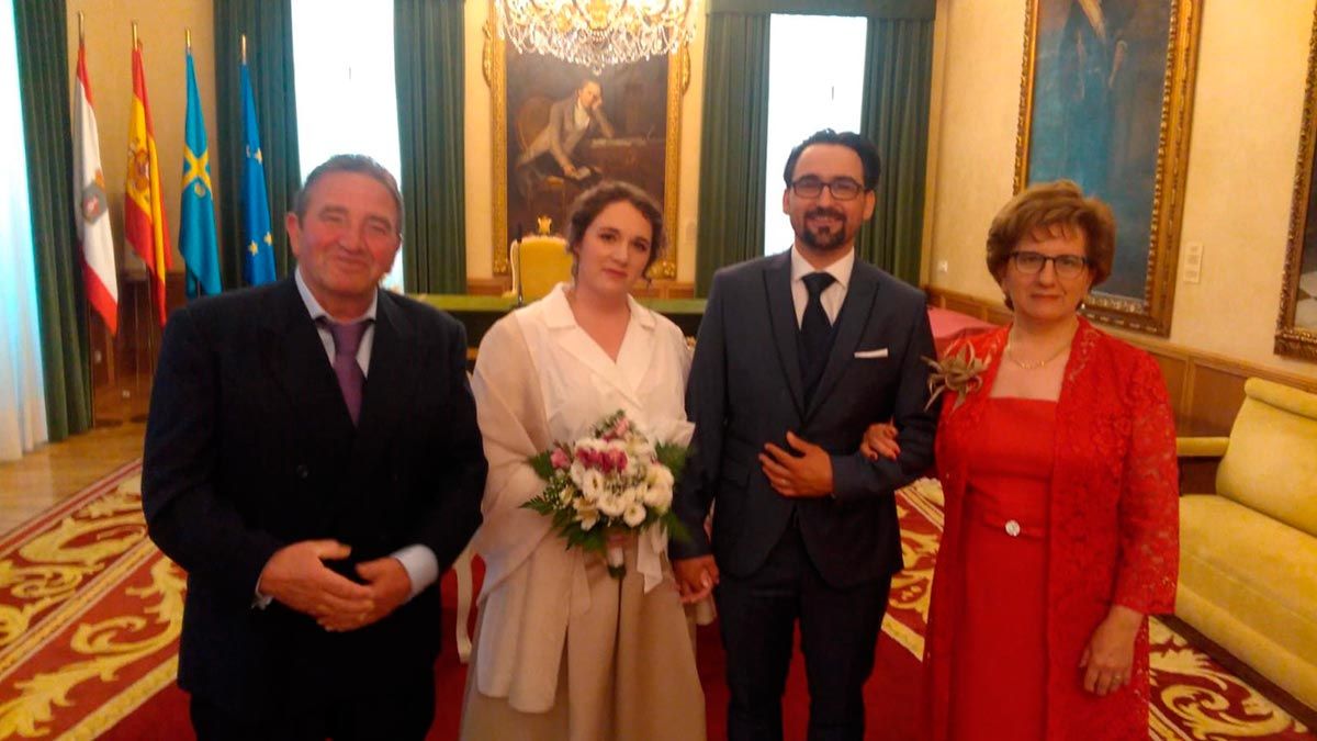 Ana Cristina y Pablo, los novios, con los padres de la novia, Gelo y Flori.