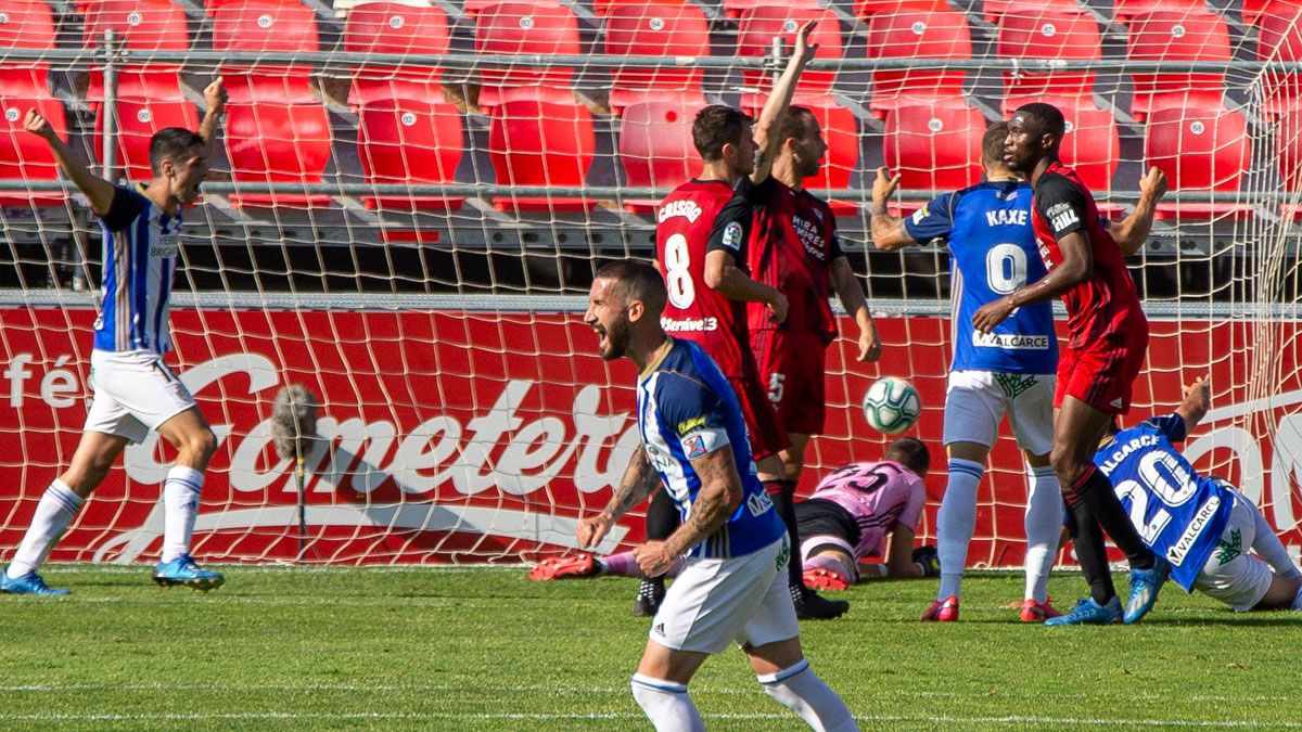 Instante en el que la Deportiva marca el definitivo 1-2. | LALIGA