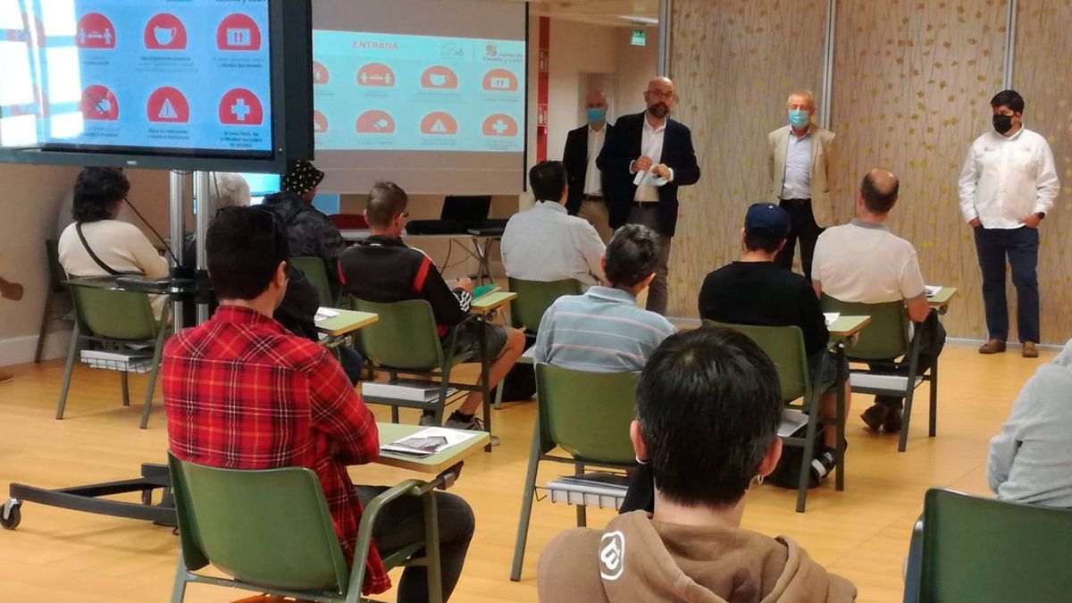 Inicio del curso con los primeros cincuenta alumnos. Inicio del curso con los primeros cincuenta alumnos.