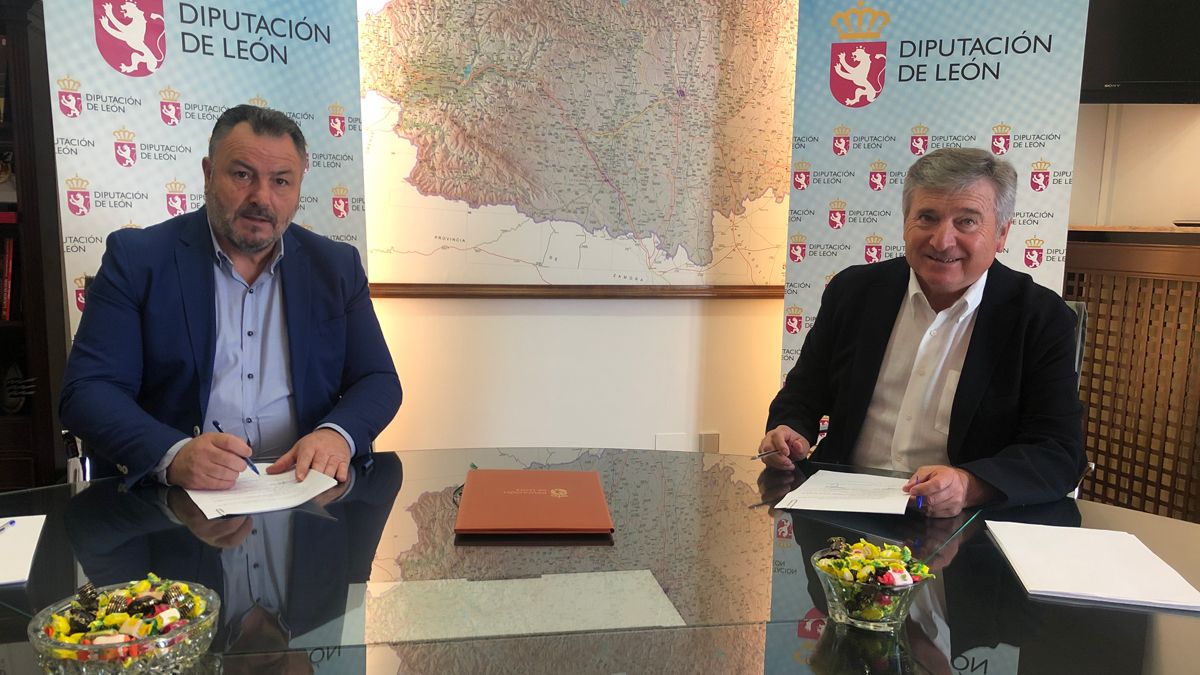 Firma del convenio entre el presidente de la Diputación y el alcalde de Carracedelo.