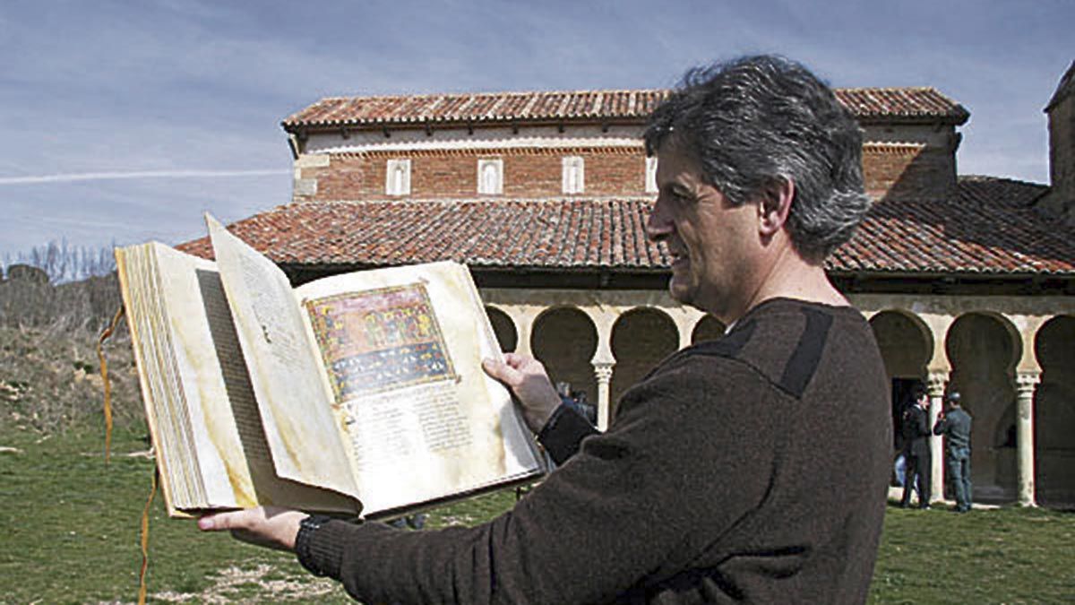 Alfredo ‘Escalada’ muestra ante el monasterio de San Miguel de Escalada la edición fascímil del Beato, cuyo original está en la biblioteca Morgan. | PEIO GARCÍA
