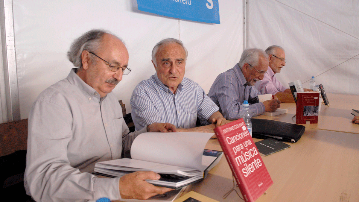 Antonio Colinas, en orimer término, con Ángel Fierro, Luis Mateo Díez y José María Merino en una edición de la Feria del Libro. | MAURICIO PEÑA