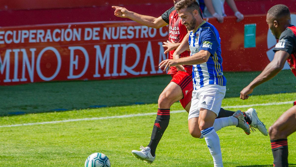 Nacho Gil encara a un jugador del Mirandés. | LALIGA