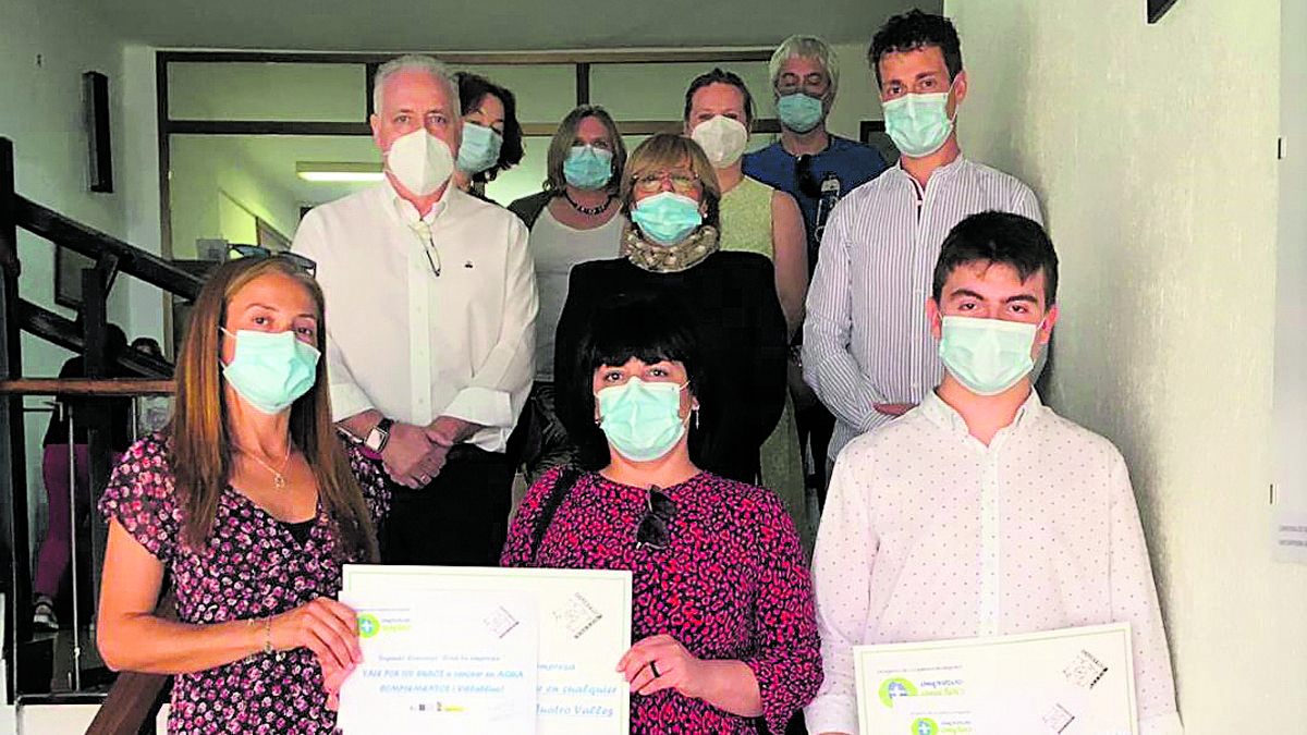 Entrega de uno de los premios del concurso de Cuatro Valles en Villablino. | L.N.C.