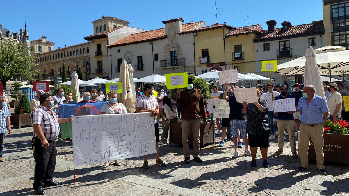 Un instante de la concentración de los vendedores del mercado de Colón en la plaza de San Marcelo. | SAÚL ARÉN