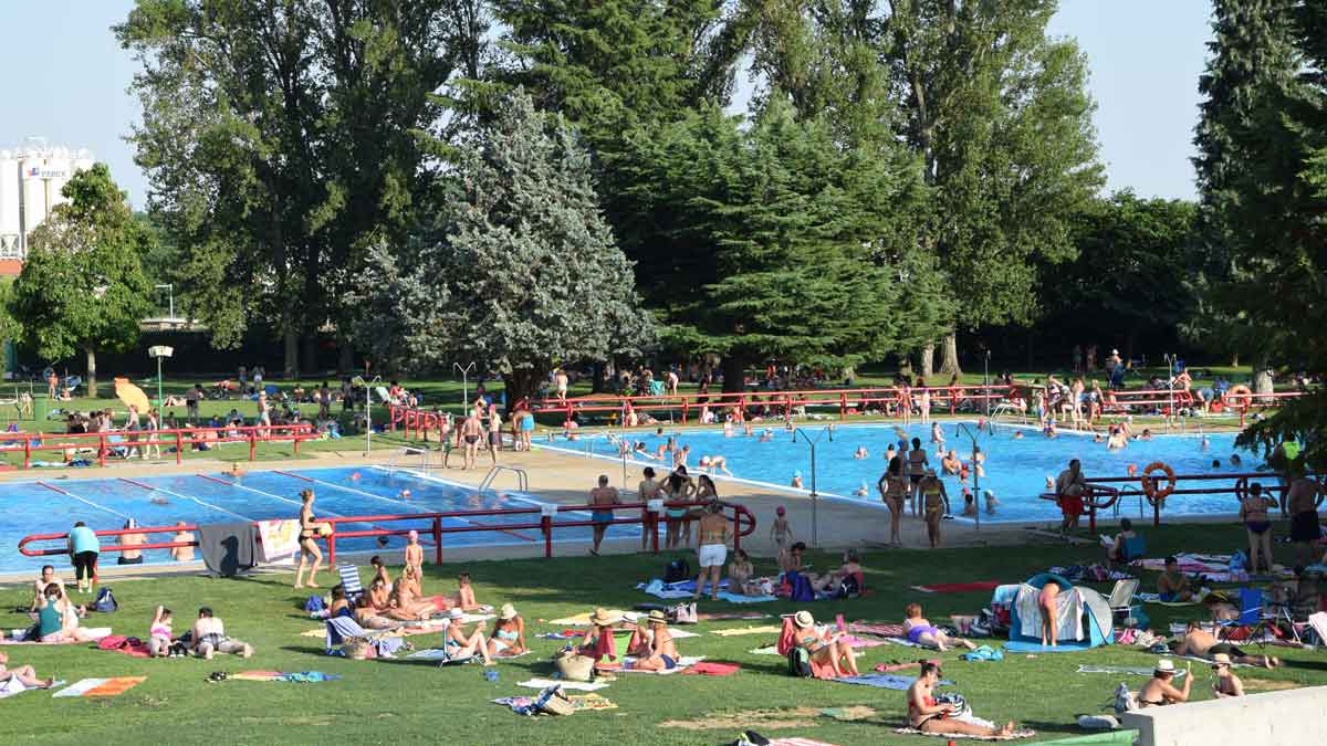 Fotografía de archivo de las piscinas municipales de La Bañeza. | PRIETO