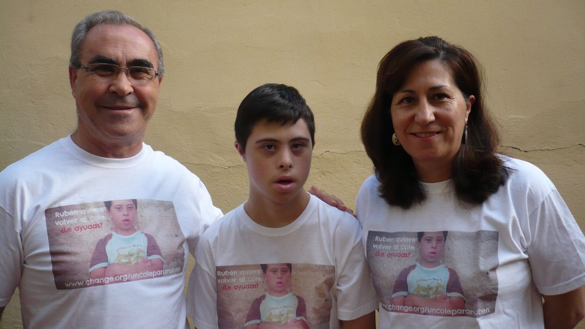 Rubén Calleja acompañado por sus padres, Alejandro y Lucía. | L.N.C.