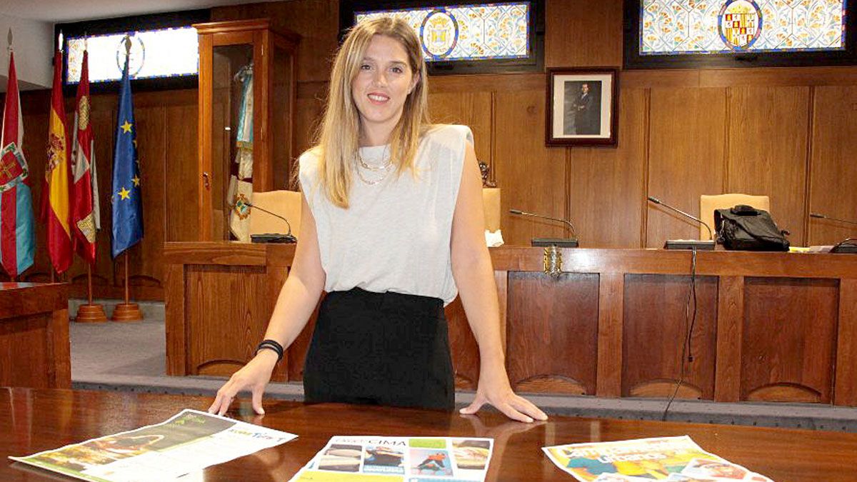 La concjala de Juventud, Lorena Valle, que presentó el programa de ocio estuval.