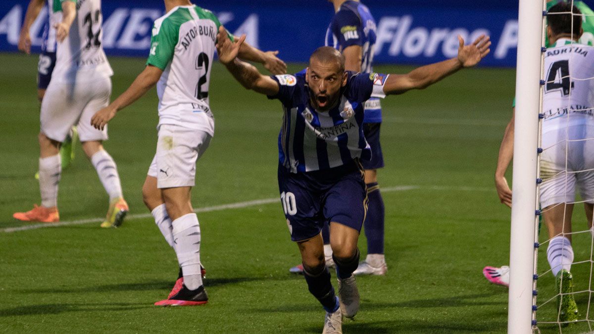 Yuri igualó ayer a Tyrone como máximo goleador de la historia de la Deportiva con 156 goles. | LA LIGA