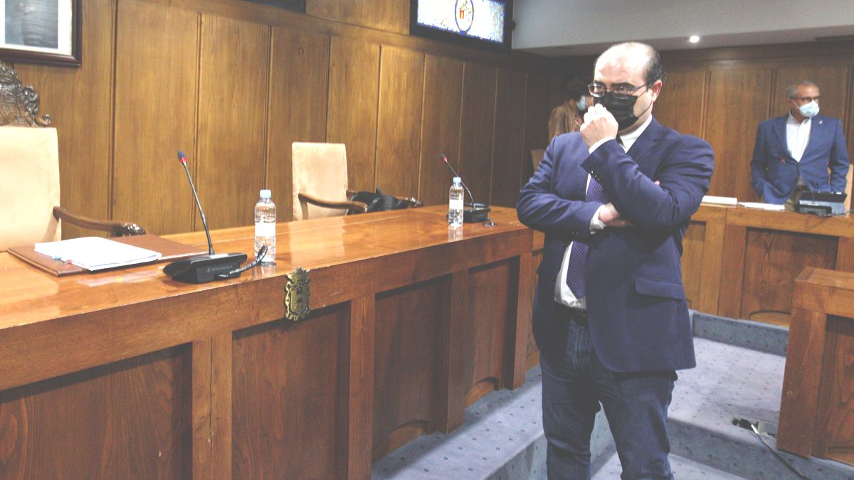 Morala, portavoz del PP, en una imagen de archivo de un pleno de Ponferrada junto a las ediles de Ciudadanos. | Ical