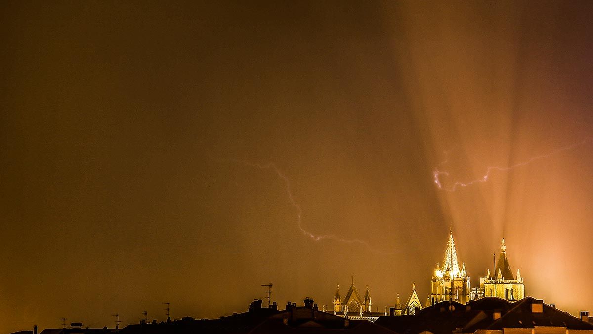 Imagen de archivo de una tormenta en León. | ICAL