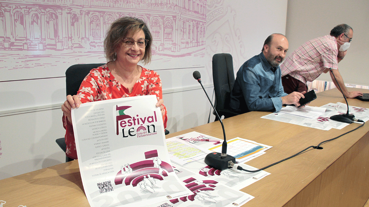 Evelia Fernández y Senador durante la presentación del programa de actividades para el verano. | PEIO GARCÍA (ICAL)