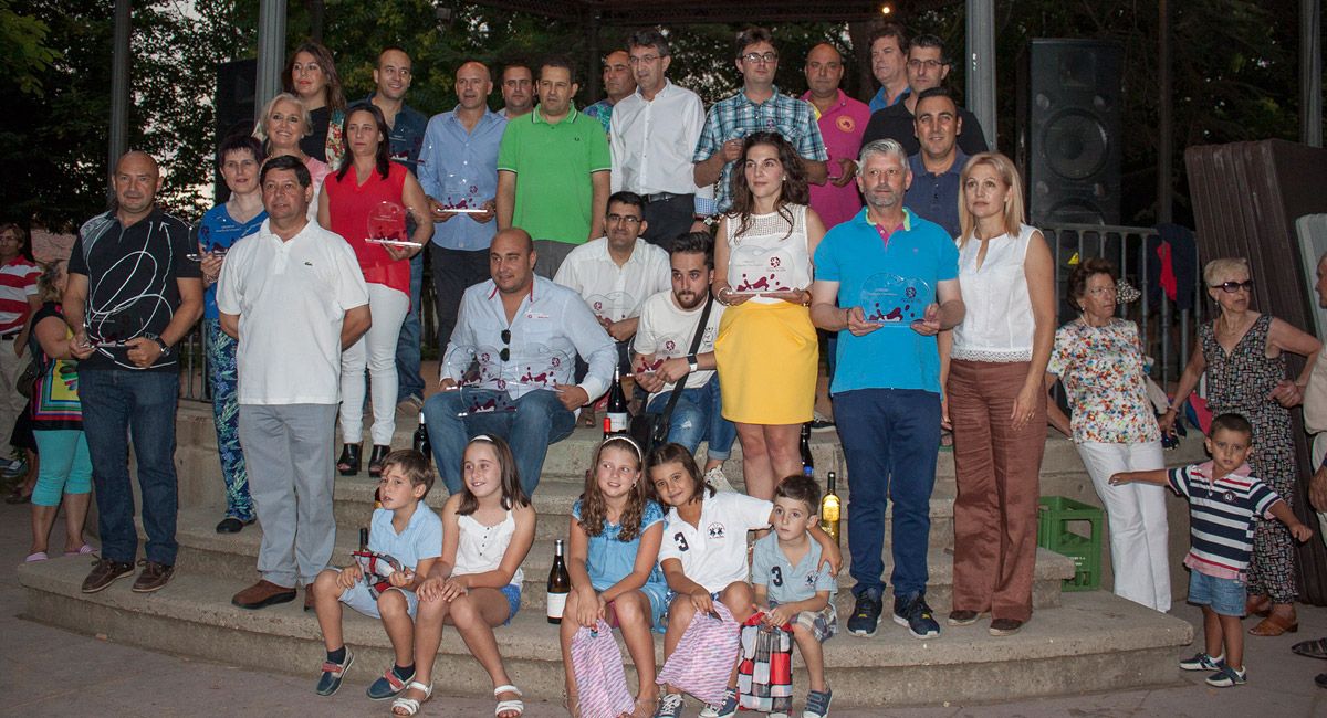 Imagen de los ganadores del XV Concurso de Vinos Tierra de León con las autoridades, ayer en Valencia de Don Juan. | TERESA GIGANTO