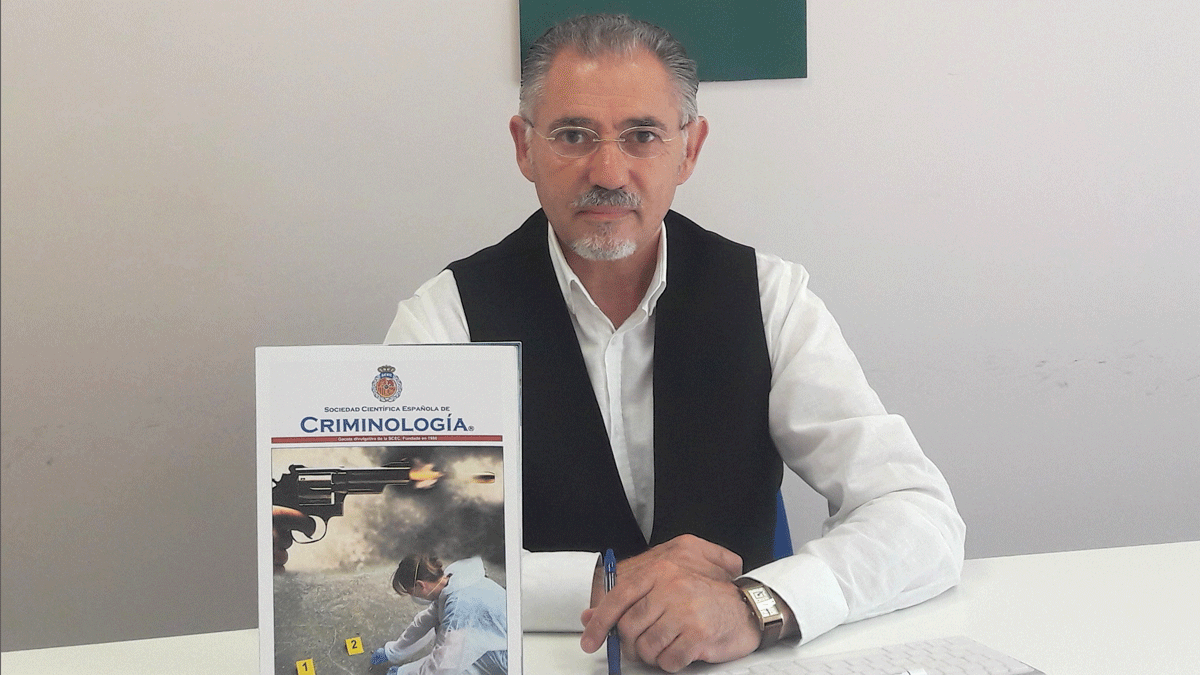 Ricardo Magaz posa con la portada de la revista de la Sociedad Científica Española de Criminologia