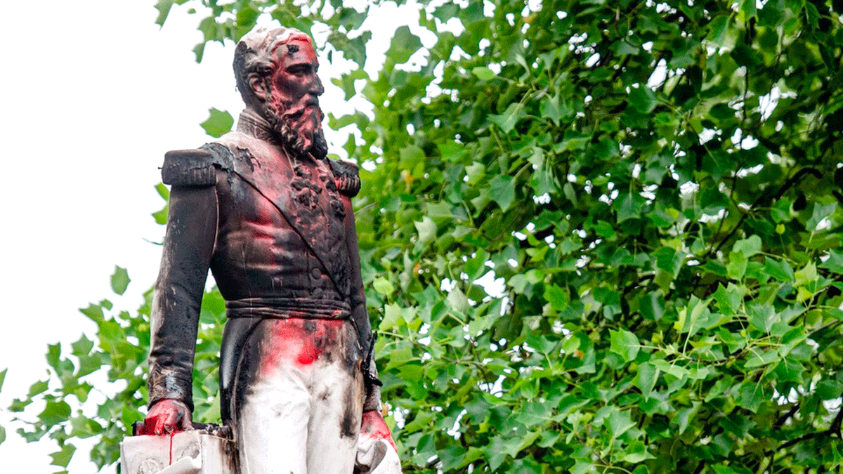 Estatua vandalizada  de Leopoldo II de Bélgica.