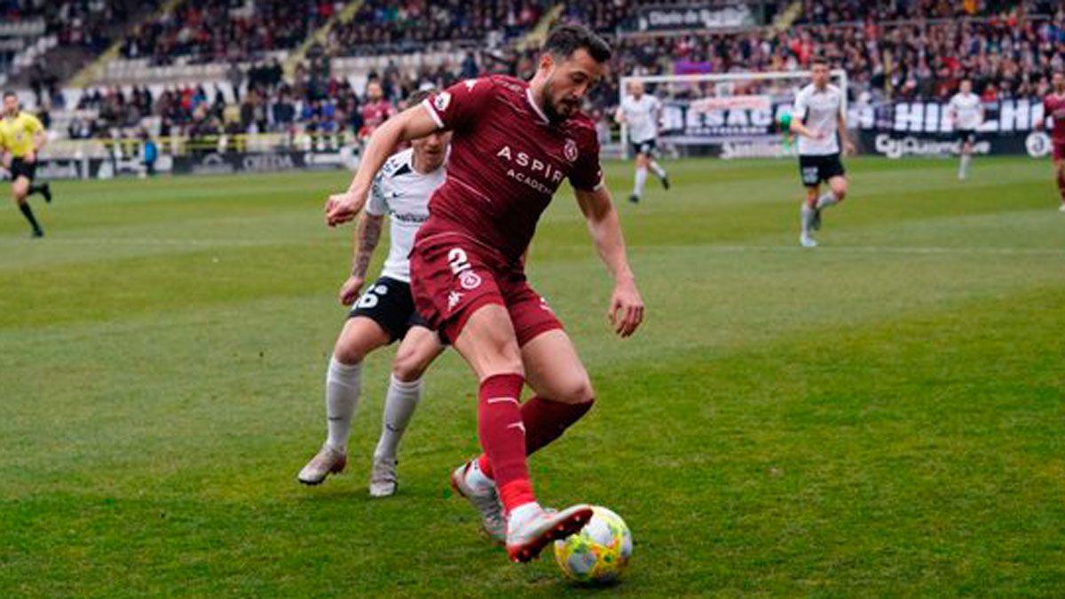 Rodas, en la imagen controlando un balón ante el Burgos, será baja en la Cultural en el estreno. | CYD