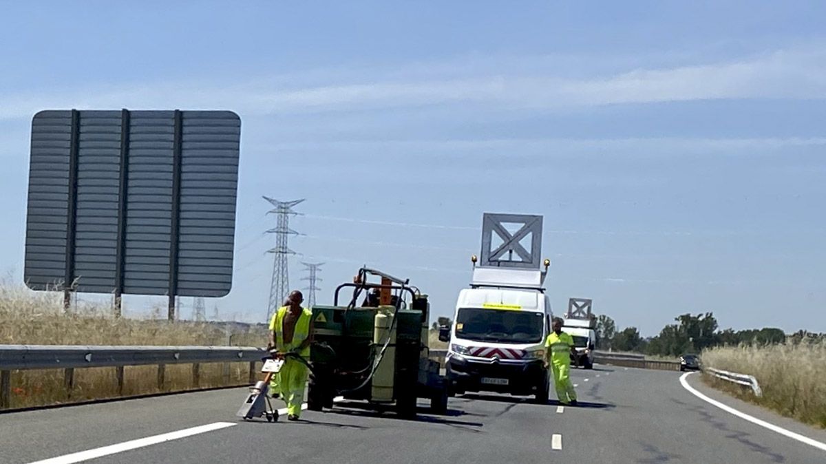 Los operarios rematan la señalización horizontal del tramo León-Santas Martas después de finalizar la reparación del firme. | SAÚL ARÉN