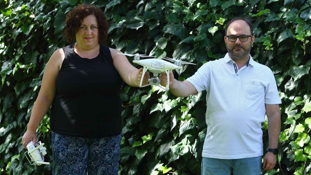 Verónica y Javier con alguna de sus drones. | ICAL