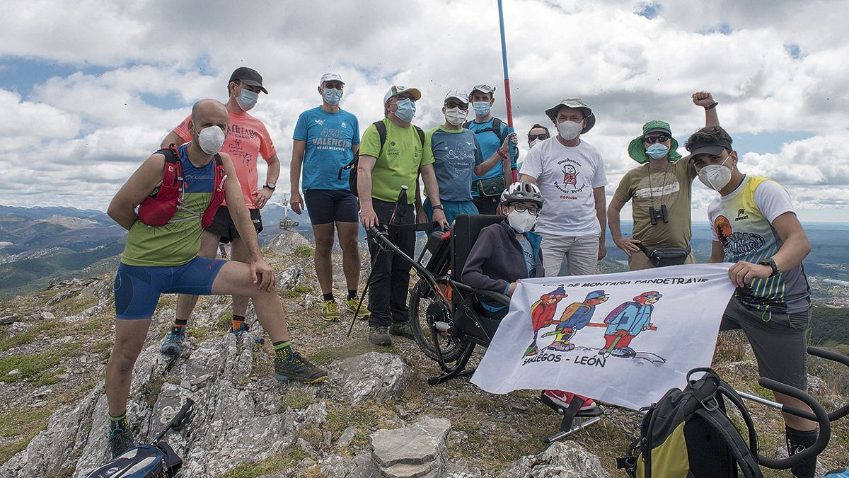 Todo el equipo de Pandetrave que hizo cumbre en Fontañán con la bandera arropando a Álvaro y José Manuel. | REPORTAJE GRÁFICO DE MAURICIO PÈÑA