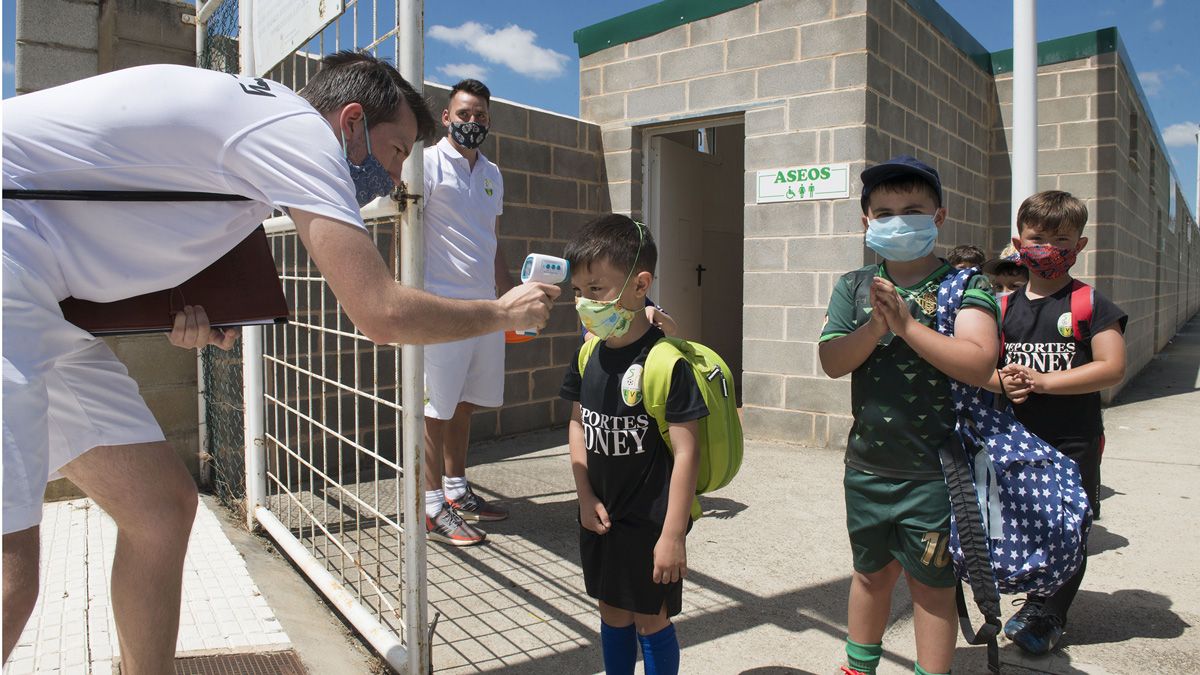 Los chupetines y prebenjamines protagonizan el primer turno del Campus en La Virgen. | MAURICIO PEÑA