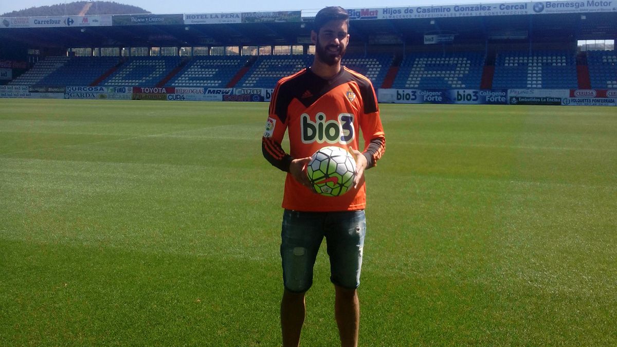 Santamaría posa como nuevo portero de la Ponferradina :: L.N.C