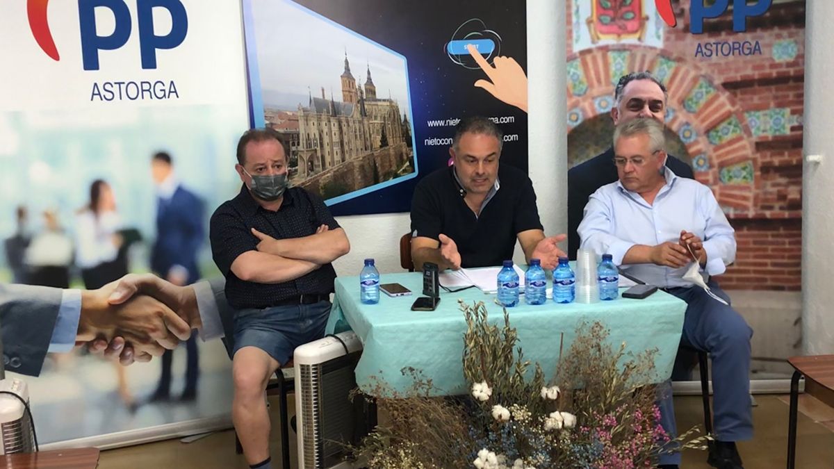 Los portavoces populares, en la rueda de prensa de este martes en Astorga. | P.F.