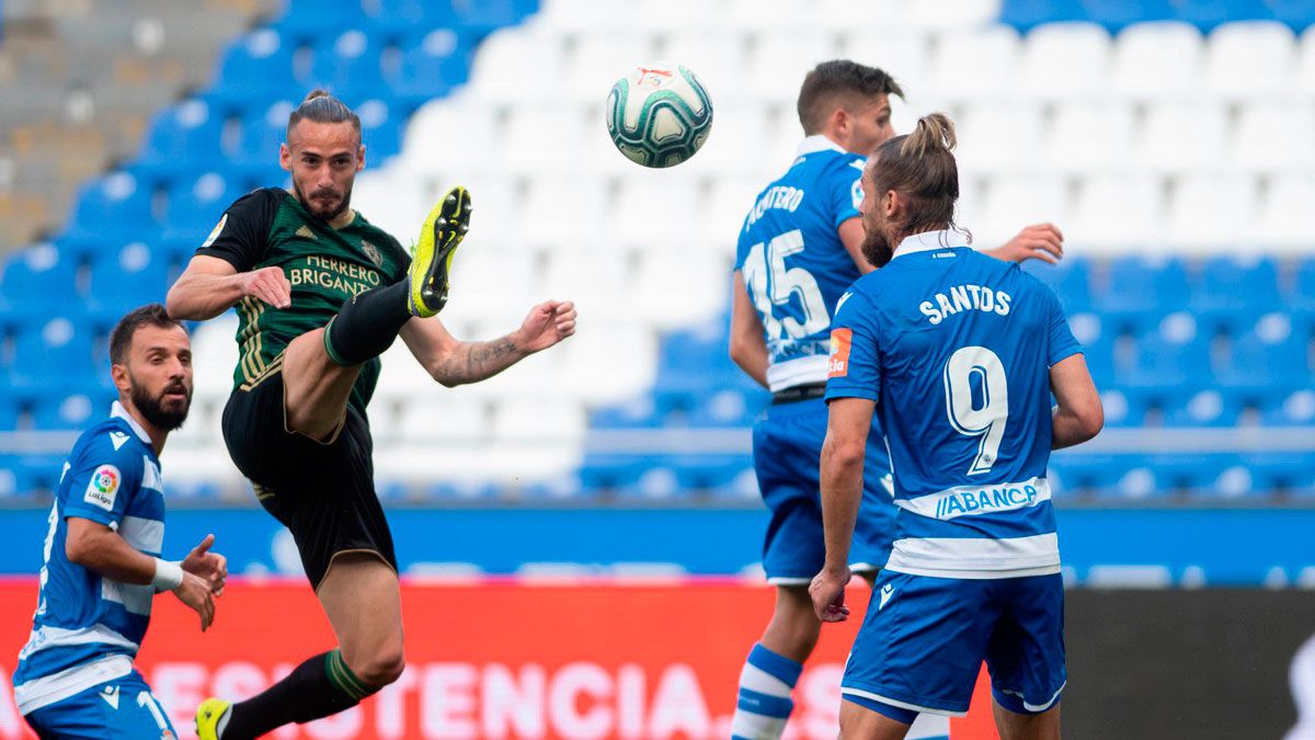 Javi Navarro remata un balón durante el partido del fin de semana en Riazor. | RC DEPORTIVO