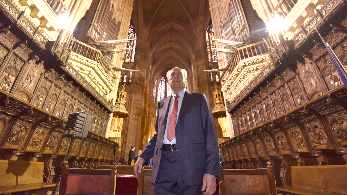 Samuel Rubio en el coro de la catedral donde pueden apreciarse en lo alto los tubos de su imponente órgano. | SAÚL ARÉN