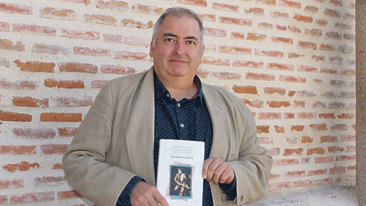 El autor donostiarra, José Ignacio García, con la publicación que este miércoles trae a la Librería Universitaria. | LA VOZ DE MEDINA