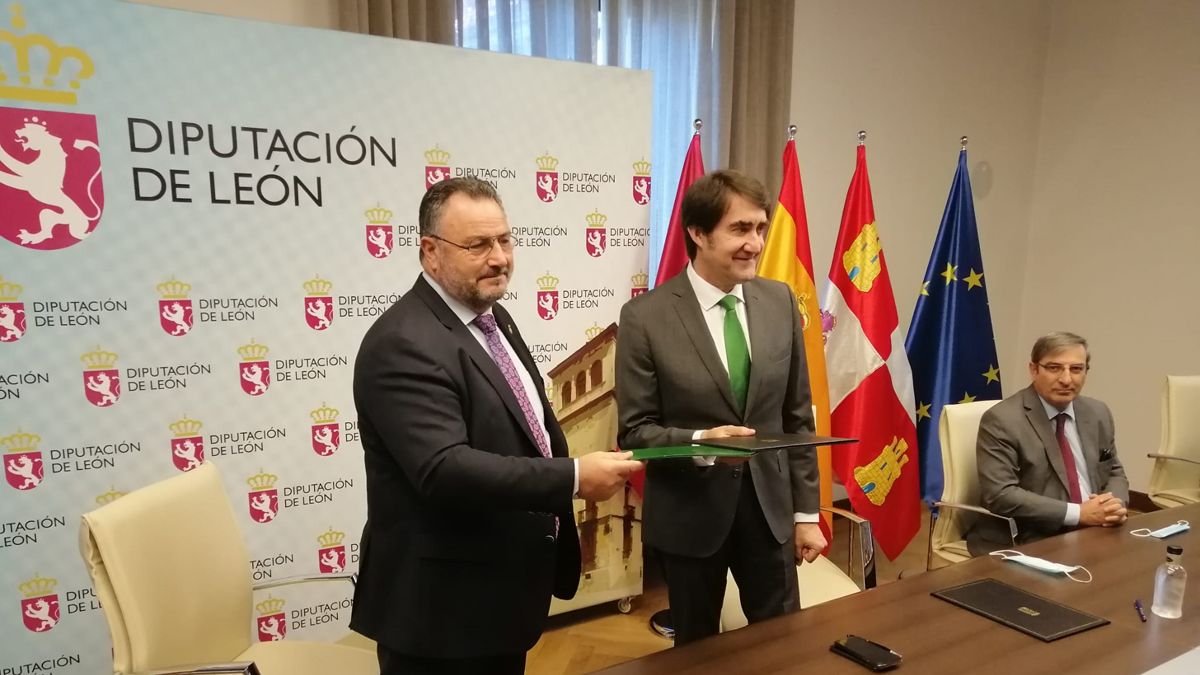 El presidente de la Diputación, Eduardo Morán, y el consejero de Fomento y Medio Ambiente de la Junta, Juan Carlos Suárez-Quiñones.