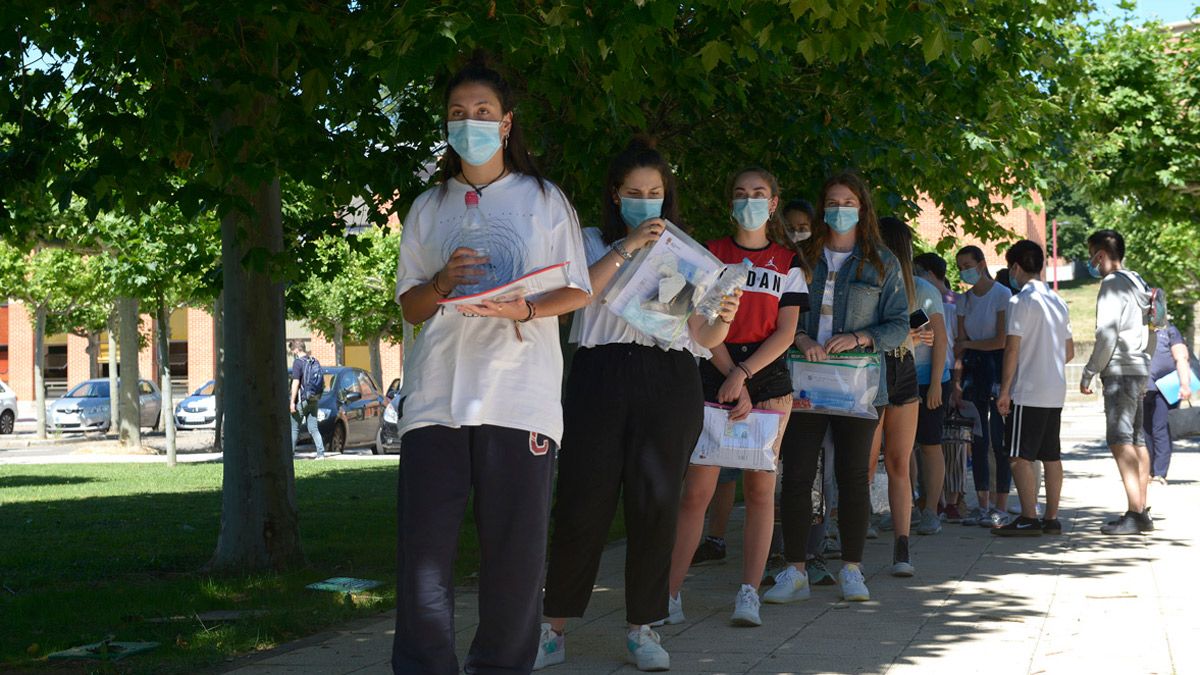 Alumnos esperando a ser llamados para realizar el examen de Historia de España. | MAURICIO PEÑA