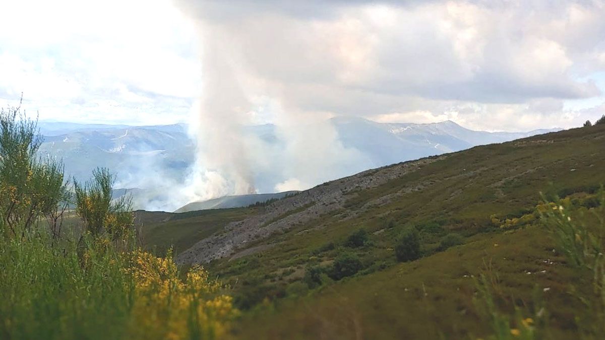 Imagen difundida por la BRIF de Tabuyo del incendio de Anllarinos.