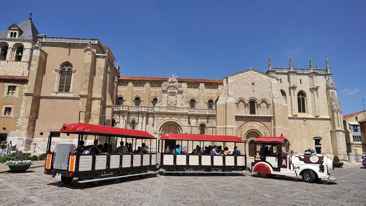 El tren turístico en una imagen de archivo. | DANIEL MARTÍN