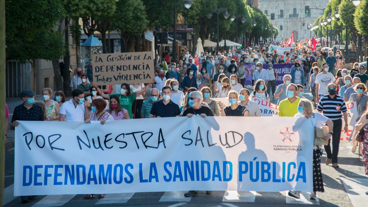 Más de un millar de leoneses salieron en defensa del sistema público de sanidad.  | MAURICIO PEÑA