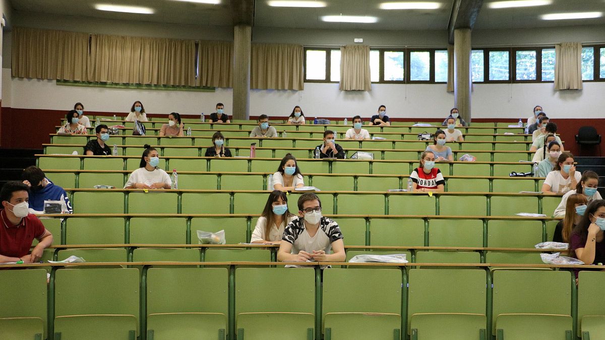 Algunos de los estudiantes leoneses que se examinan hoy de la Ebau. | L.N.C.