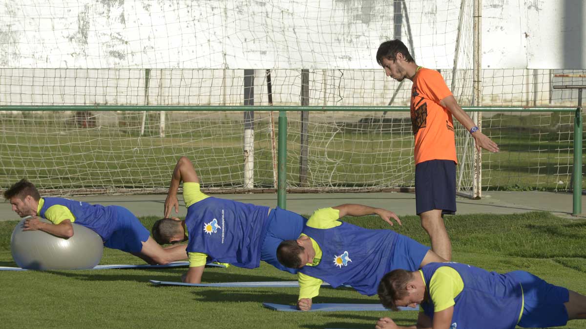 Álvaro dirige un entrenamiento del Astorga. | MAURICIO PEÑA