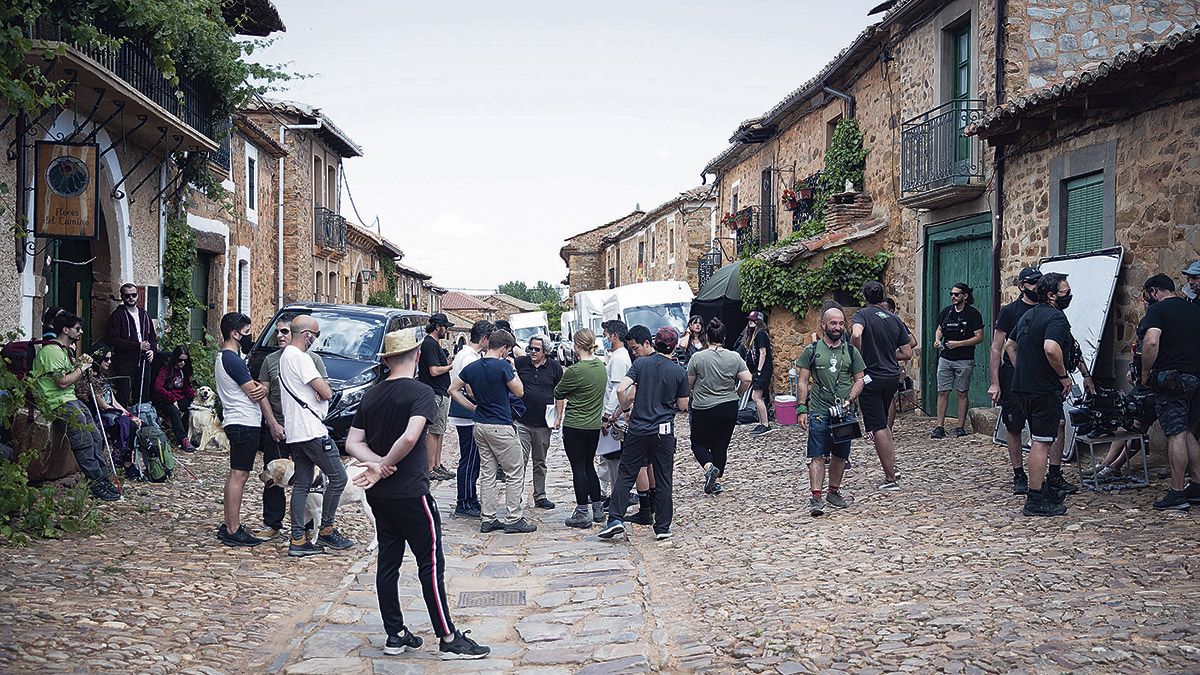 Un momento del multitudinario rodaje en Castrillo, que va siguiendo el Camino de Santiago. | ESTEBAN DE LA IGLESIA