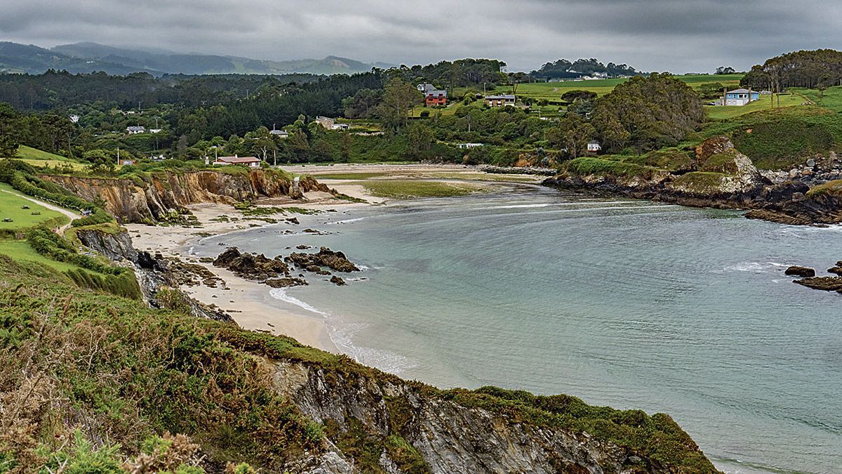 La playa de Porcía parece un lugar muy apropiado para arrancar con todo en ánimo del mundo y para tomarse un descanso al final de la ruta. | VICENTE GARCÍA