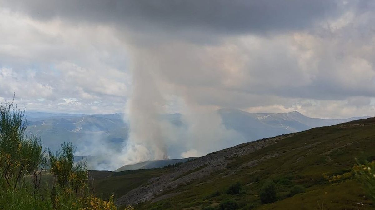 Imágenes del incendio en Anllarinos. | BRIFF TABUYO