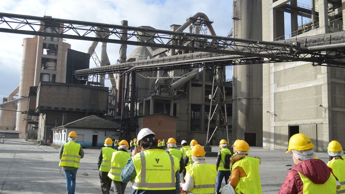 Una de las visitas a la fábrica de cementos para explicar todo el proceso que sigue la producción de cemento. | L.N.C.