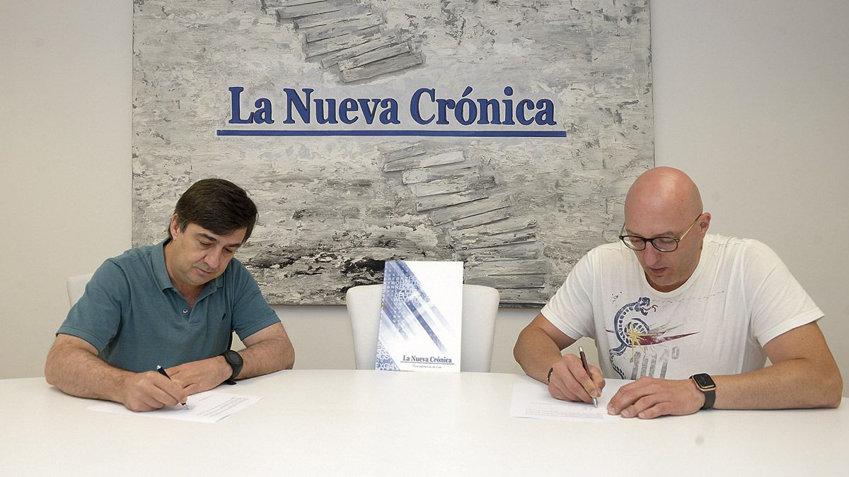 La Nueva Crónica y Hostelería de León sellaron el convenio en la redacción del periódico. | MAURICIO PEÑA